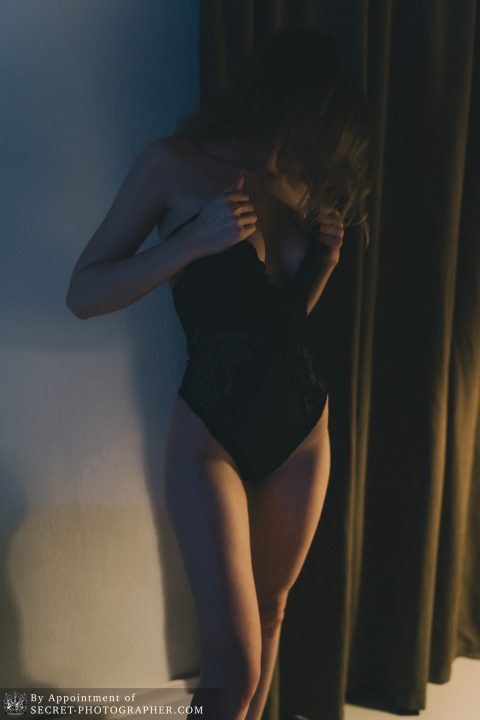Discreet and professional photography for OnlyFans creators, video chat professionals, and adult content creators in Romania, offering private and exclusive photoshoots with guaranteed confidentiality in a creative studio setup